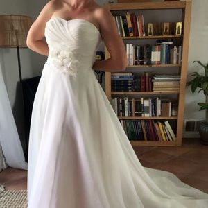Beautiful, never used wedding dress!